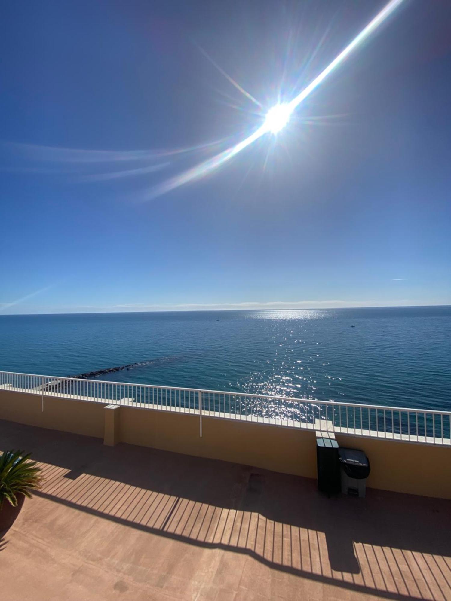 Marbella Beachfront Edificio Mayoral Primera Linea De Playa Y Centro Ciudad Con Barco Opcional Exterior foto
